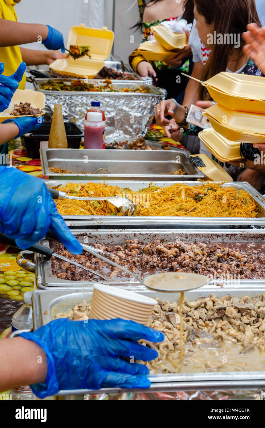 Un filippino cucina di strada in stallo, occupato con entrambi i clienti e il personale presso la London Barrio Fiesta 2019. Foto Stock