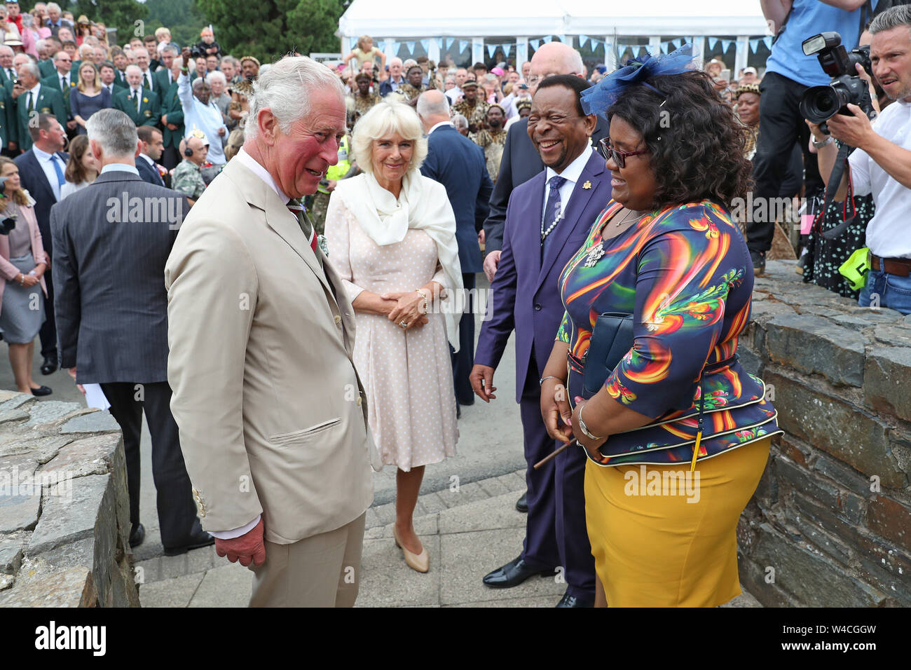 Il Principe di Galles e la duchessa di Cornovaglia soddisfare la buona volontà re e regina Pumi della nazione Zulu durante il centesimo Royal Welsh Show presso il Royal Welsh Showground, Llanelwedd, Builth Wells. Foto Stock