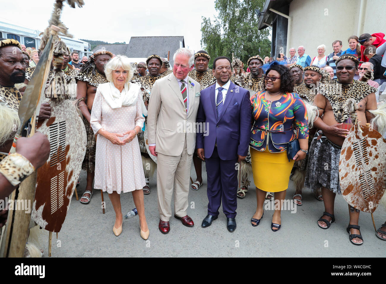 Il Principe di Galles e la duchessa di Cornovaglia soddisfare la buona volontà re e regina Pumi della nazione Zulu durante il centesimo Royal Welsh Show presso il Royal Welsh Showground, Llanelwedd, Builth Wells. Foto Stock