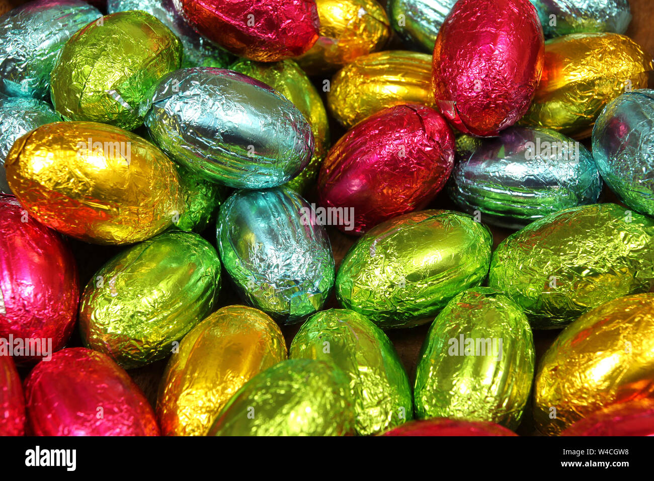 Le uova di Pasqua di cioccolata di sfondo - vari colori Foto Stock