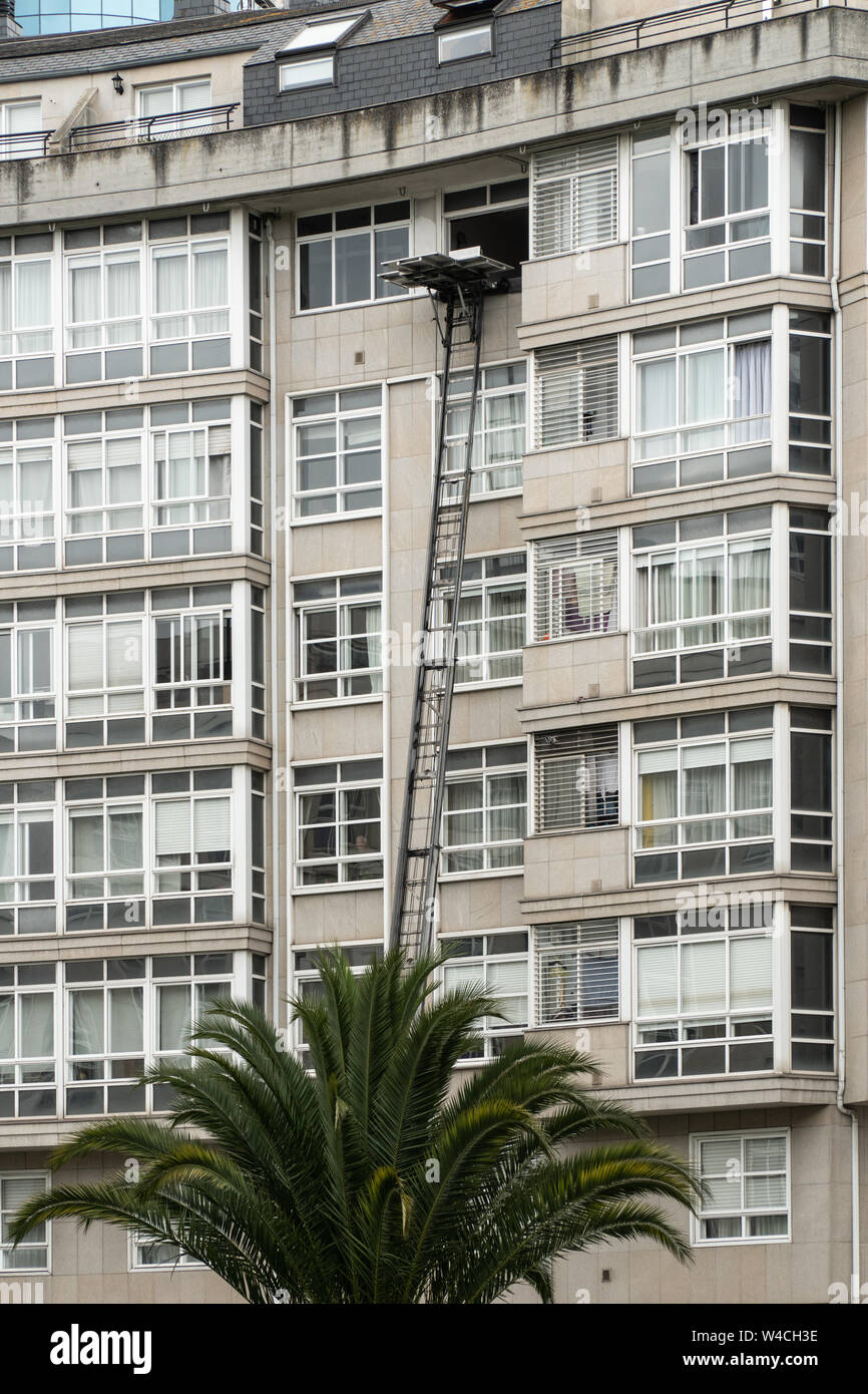 Il servizio di trasferimento su edificio. Piattaforma di sollevamento lavorando all'aperto. Concetto in movimento Foto Stock