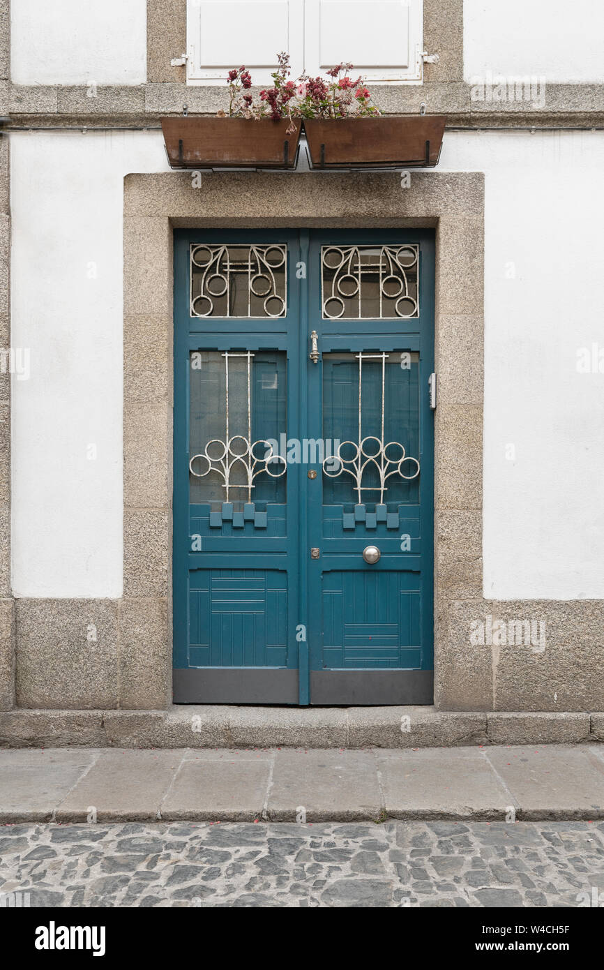 Antica porta sulla facciata di edificio di legno in ferro battuto e vetro. Architettura modernista, Galizia, Spagna Foto Stock