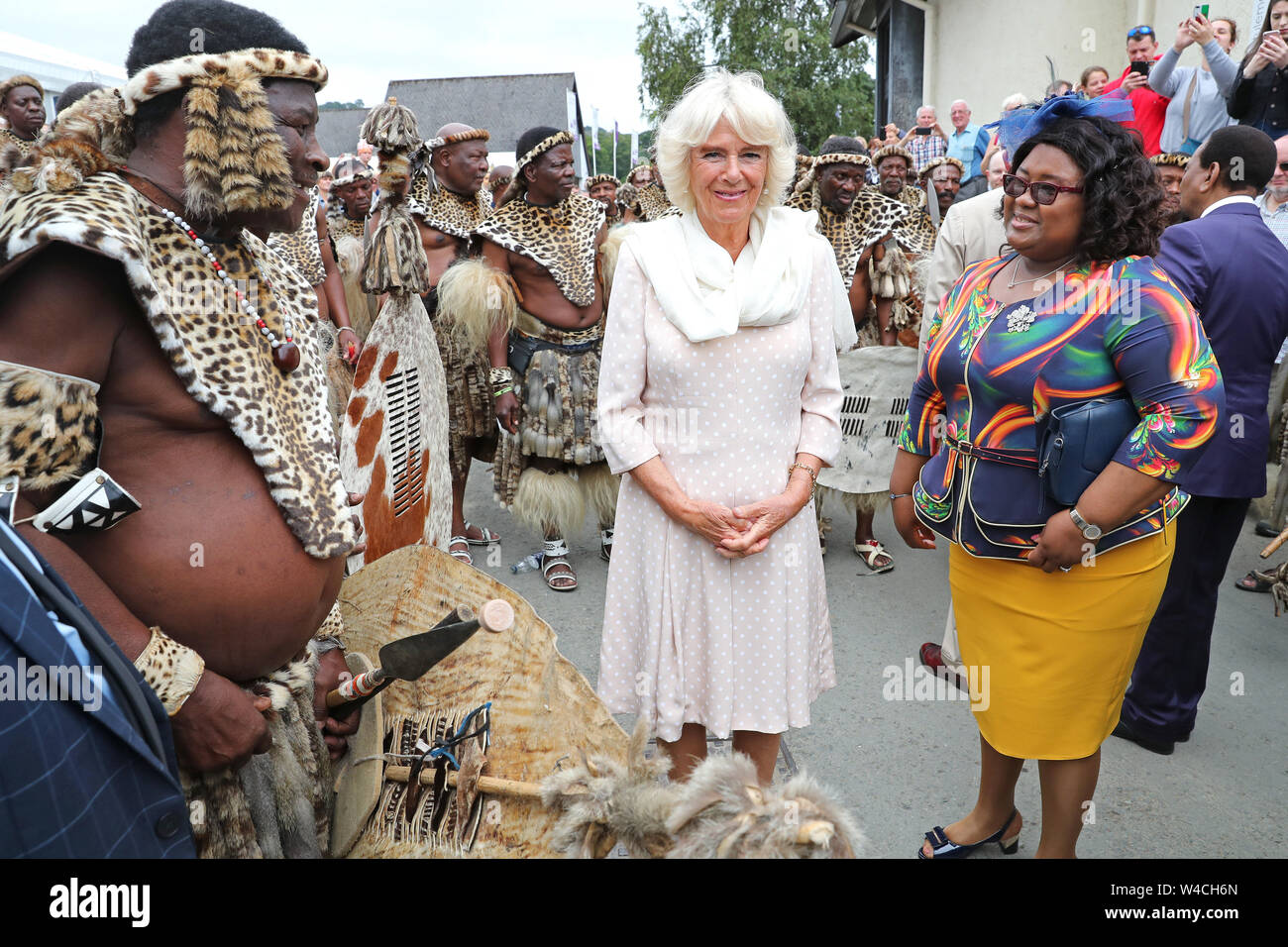 La duchessa di Cornovaglia incontra la regina Pumi della nazione Zulu durante il centesimo Royal Welsh Show presso il Royal Welsh Showground, Llanelwedd, Builth Wells. Foto Stock