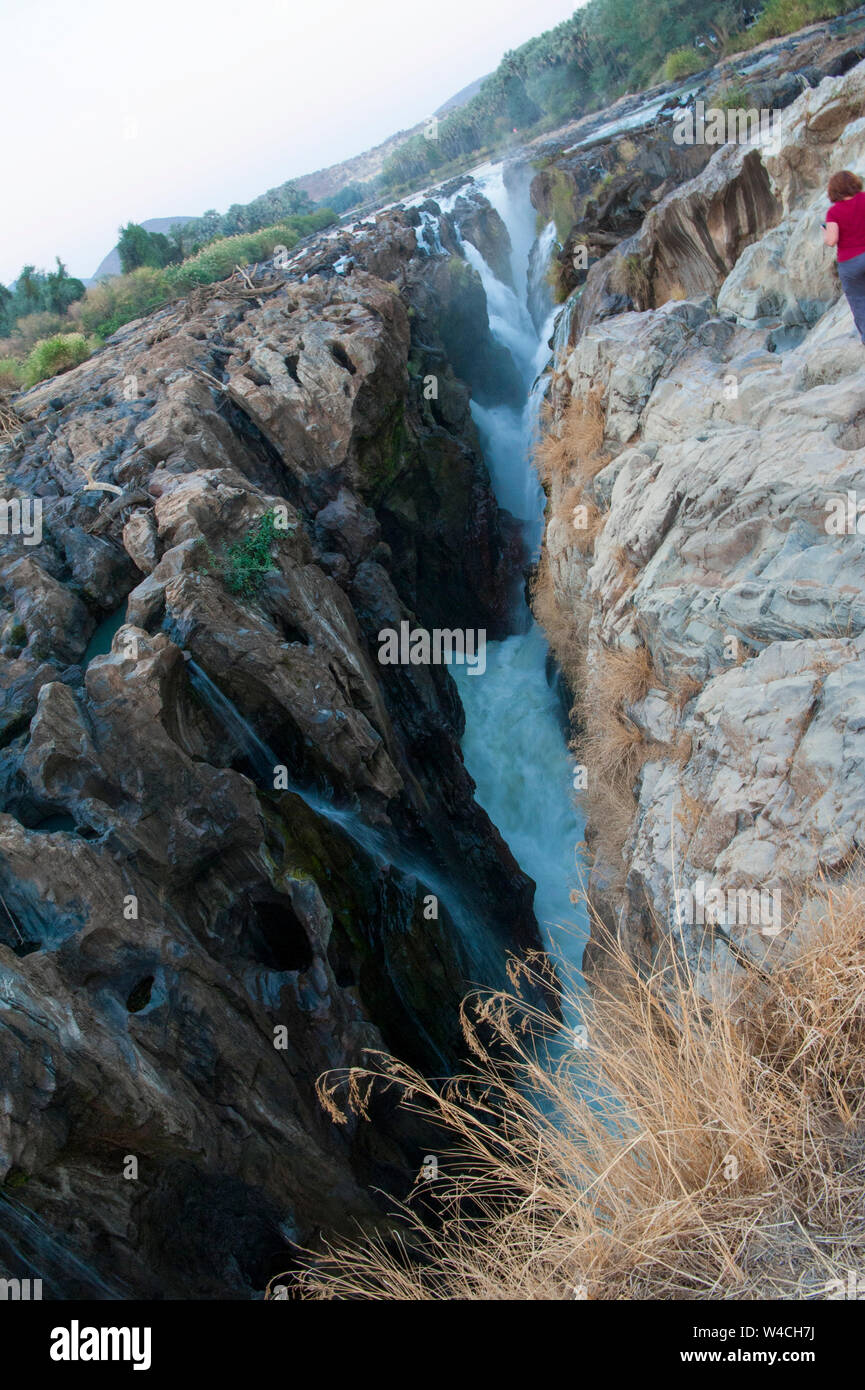 Fiume Impetuoso su scogliere frastagliate, Epupa Falls Cunene River in Namibia sul confine con l'Angola Foto Stock