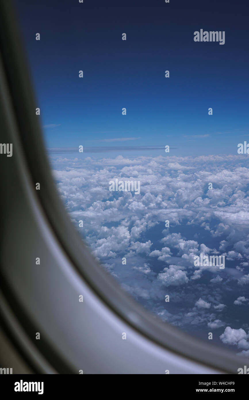 Vista dal piano. Il cielo blu, il bianco delle nuvole e ocean sopra cielo borneo, Indonesia Foto Stock