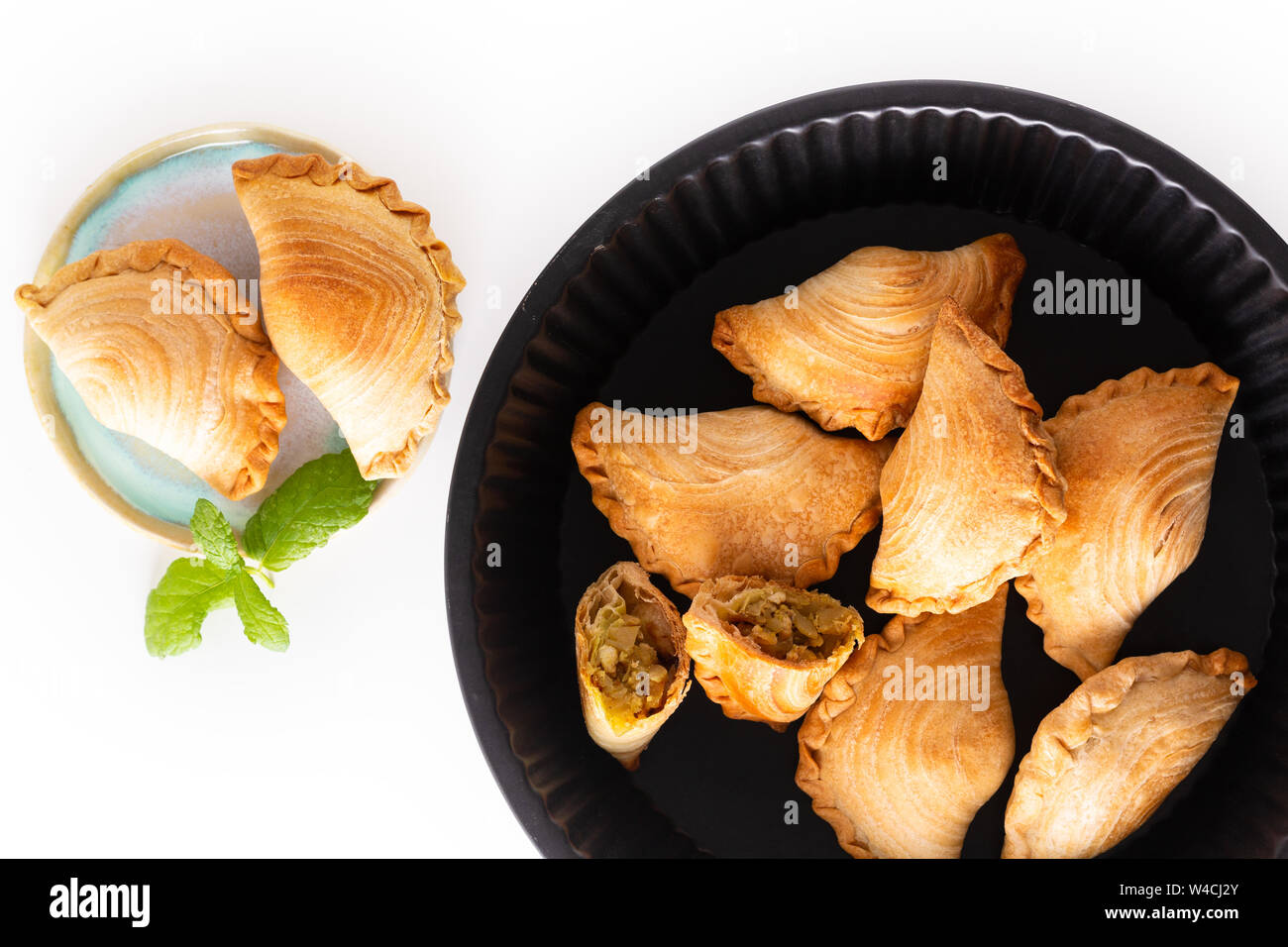 Il sud est asiatico origine food concept in casa pollo al curry soffi su sfondo bianco con spazio di copia Foto Stock