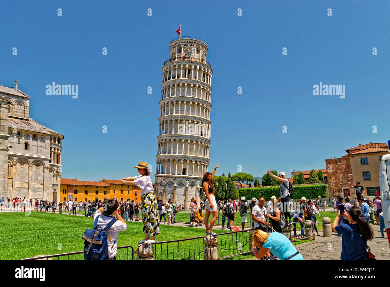 La Torre Pendente di Pisa e Selfie tenendo i turisti a Pisa, Toscana, Italia. Foto Stock
