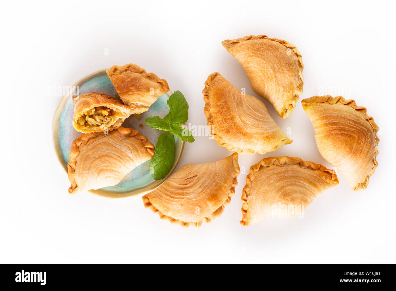 Il sud est asiatico origine food concept in casa pollo al curry soffi su sfondo bianco con spazio di copia Foto Stock
