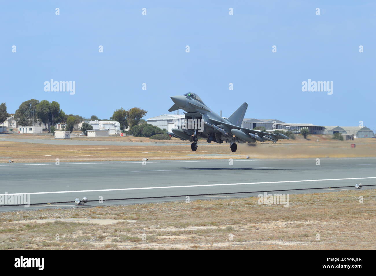 Royal Air Force tifoni decollare da RAF Akrotiri per funzionamento Shader Foto Stock