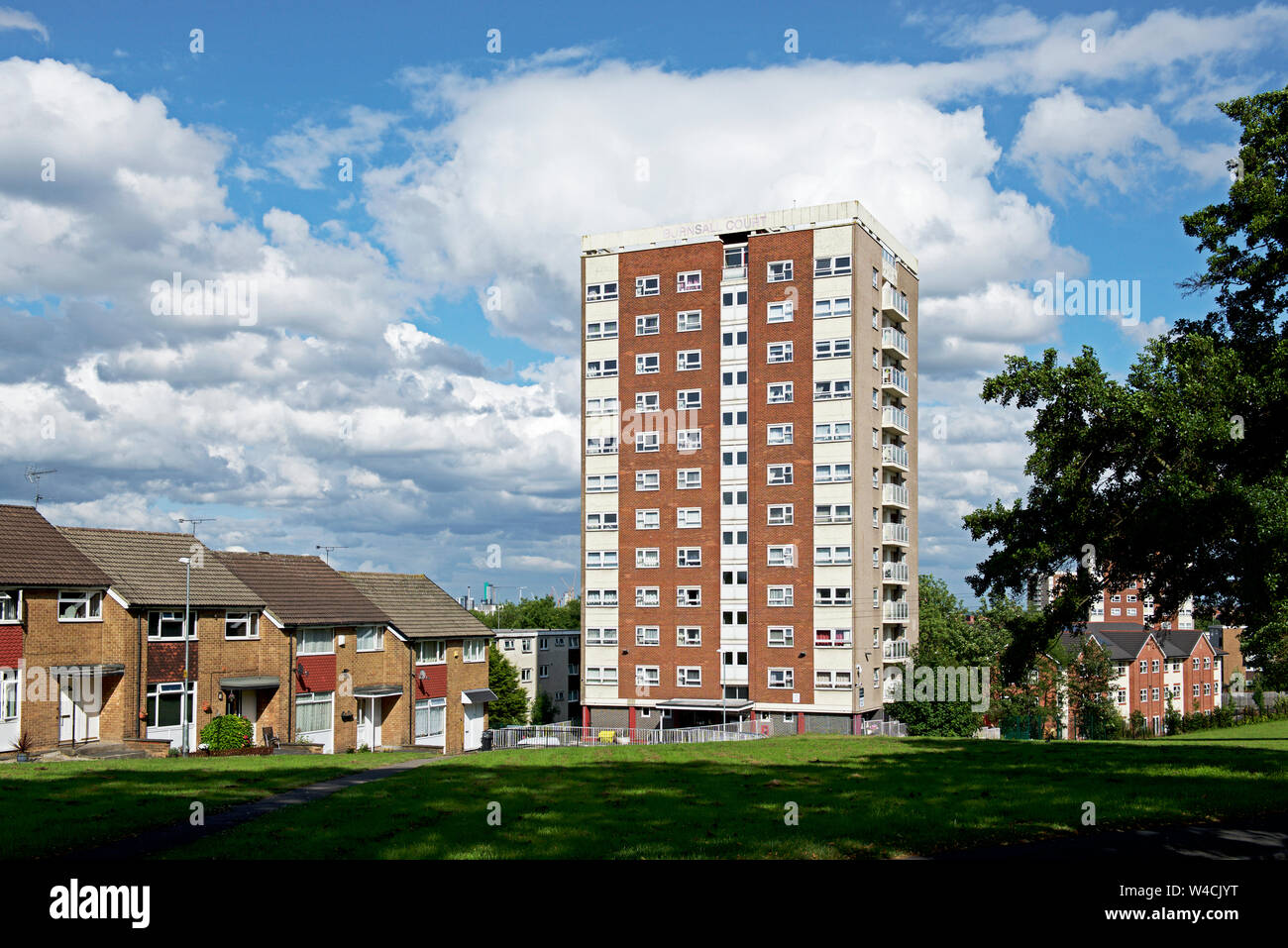 Alto edificio di appartamenti in Armley, Leeds, West Yorkshire, Inghilterra, Regno Unito Foto Stock
