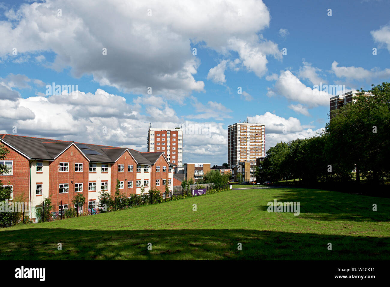 Alto edificio di appartamenti in Armley, Leeds, West Yorkshire, Inghilterra, Regno Unito Foto Stock