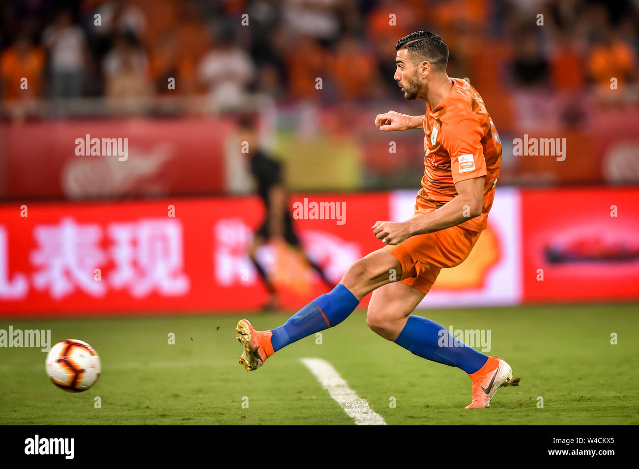 Il calcio italiano player Graziano Pelle dello Shandong Luneng Taishan dribbling contro Shenzhen F.C. nel loro xix round corrispondere durante il 2019 Chinese Football Association Super League (CSL) in Ji'nan city, est della Cina di provincia di Shandong, 21 luglio 2019. Shandong Luneng Taishan sconfitto Shenzhen F.C. 3-0. Foto Stock Il calcio italiano player Graziano Pelle dello Shandong Luneng Taishan dribbling contro Shenzhen F.C. nel loro xix round corrispondere durante il 2019 Chinese Football Association Super League (CSL) in Ji'nan city, est della Cina di provincia di Shandong, 21 luglio 2019. Shandong Luneng Taishan sconfitto Shenzhen F.C. 3-0. Foto Stock