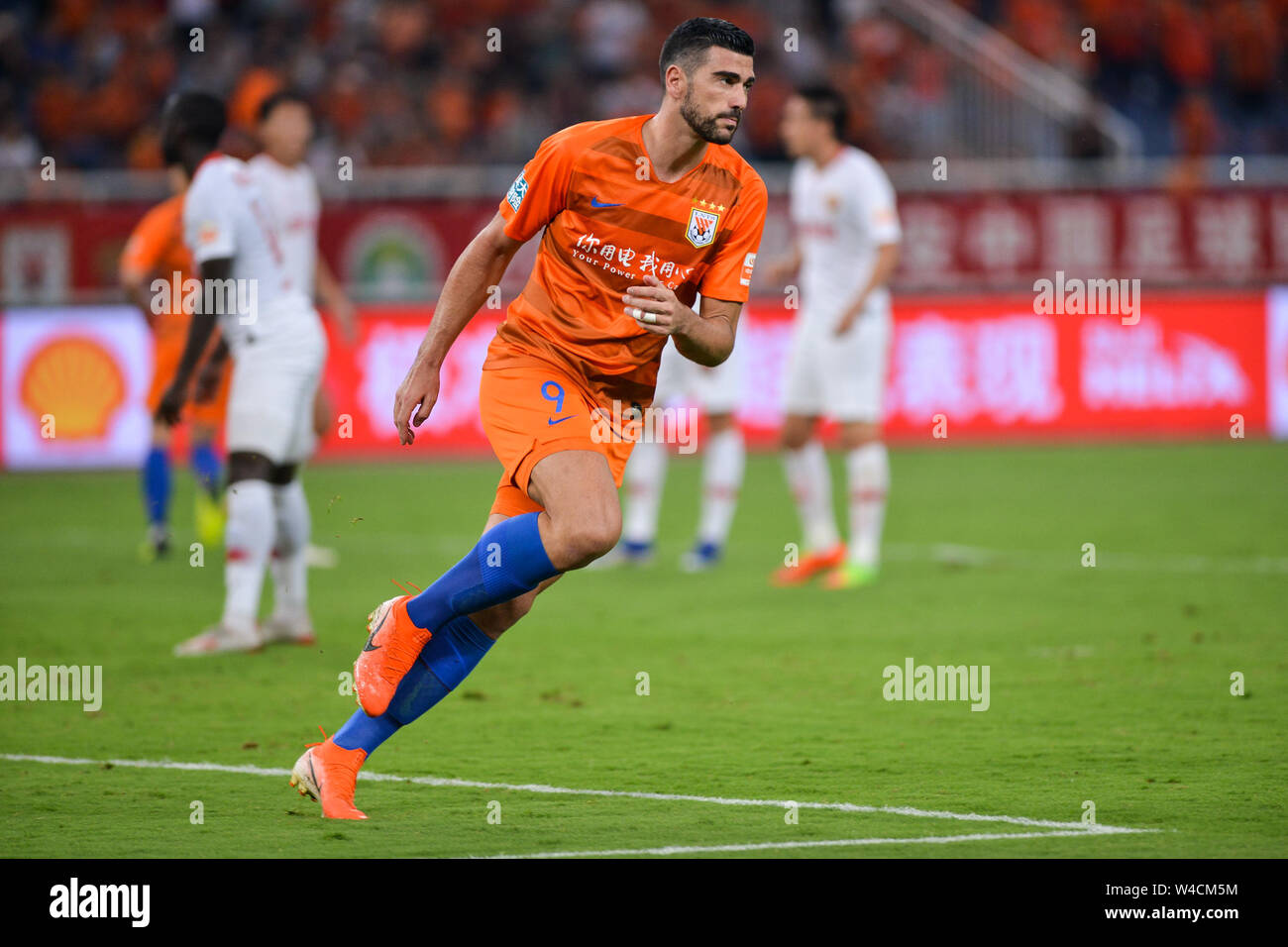 Il calcio italiano player Graziano Pelle dello Shandong Luneng Taishan reagisce come egli compete contro Shenzhen F.C. nel loro xix round corrispondere durante il 2019 Chinese Football Association Super League (CSL) in Ji'nan city, est della Cina di provincia di Shandong, 21 luglio 2019. Shandong Luneng Taishan sconfitto Shenzhen F.C. 3-0. Foto Stock Il calcio italiano player Graziano Pelle dello Shandong Luneng Taishan reagisce come egli compete contro Shenzhen F.C. nel loro xix round corrispondere durante il 2019 Chinese Football Association Super League (CSL) in Ji'nan city, est della Cina di provincia di Shandong, 21 luglio 2019. Shandong Luneng Taishan sconfitto Shenzhen F.C. 3-0. Foto Stock