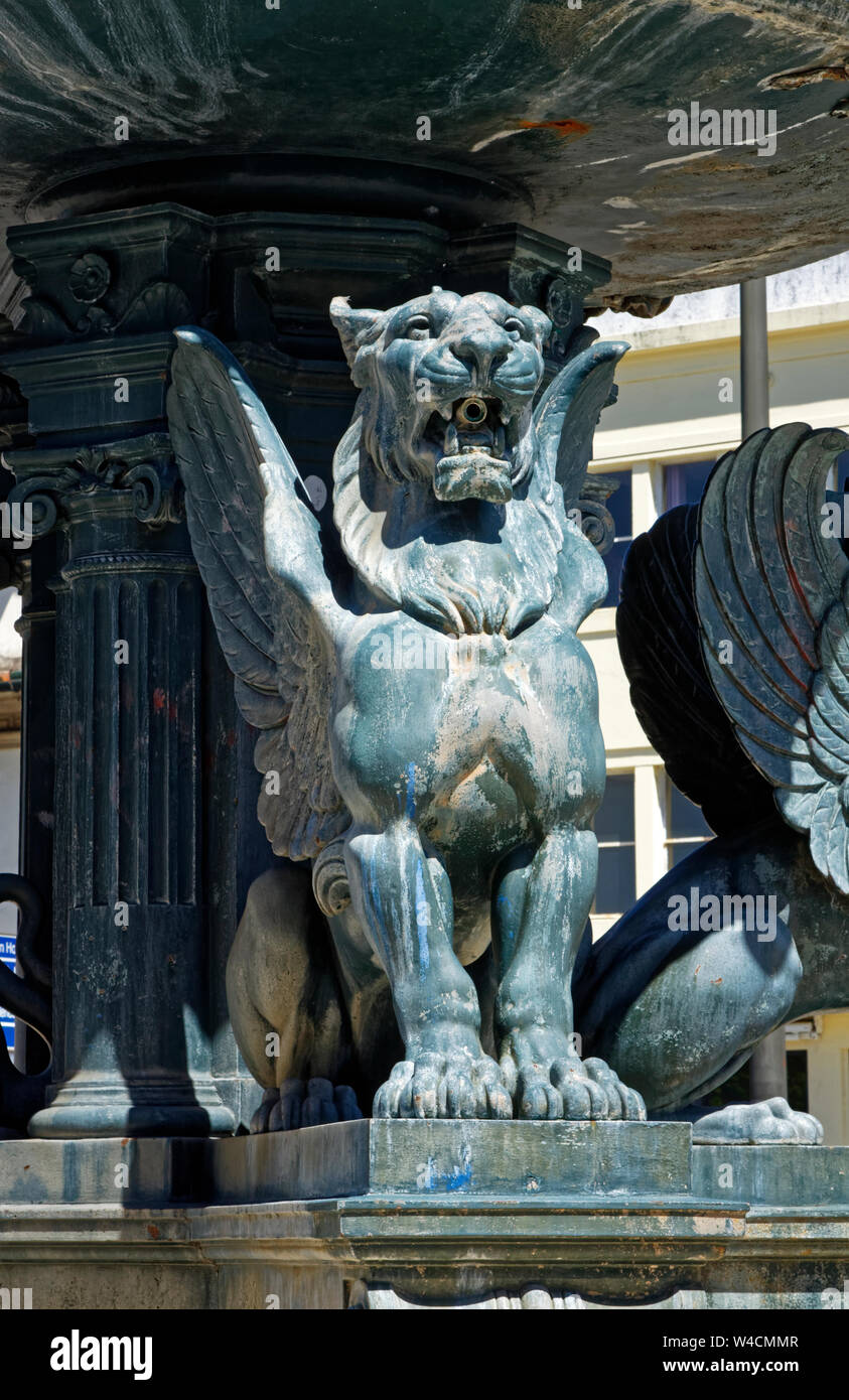 La fontana dei leoni, Fonte Leoes dos, 19 secolo, leone alato statua vicino, arte pubblica, Europa, Porto, Portogallo, molla, verticale Foto Stock