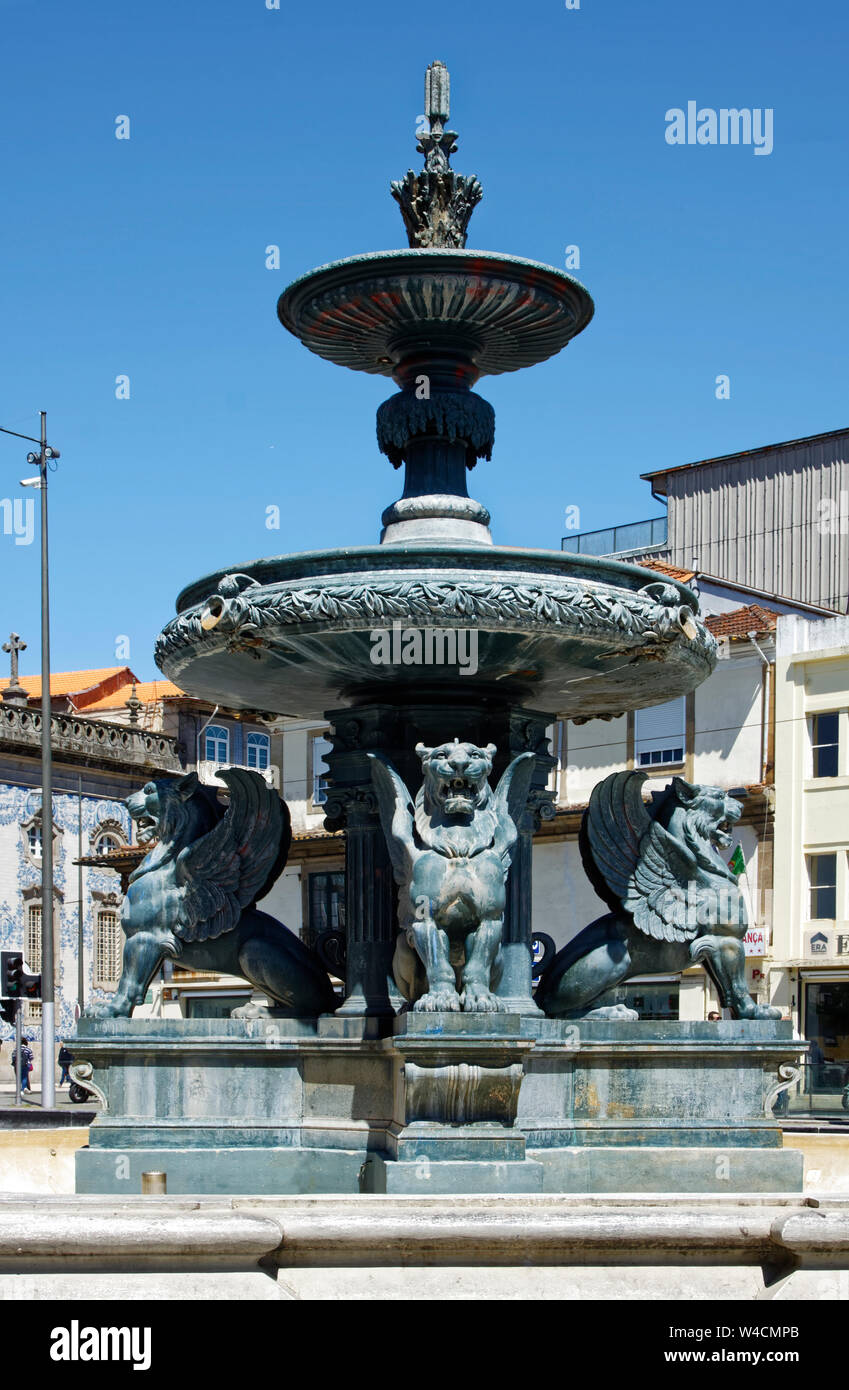 La fontana dei leoni, Fonte Leoes dos, 19 secolo, leone alato statue, arte pubblica, Europa, Porto, Portogallo, molla, verticale Foto Stock