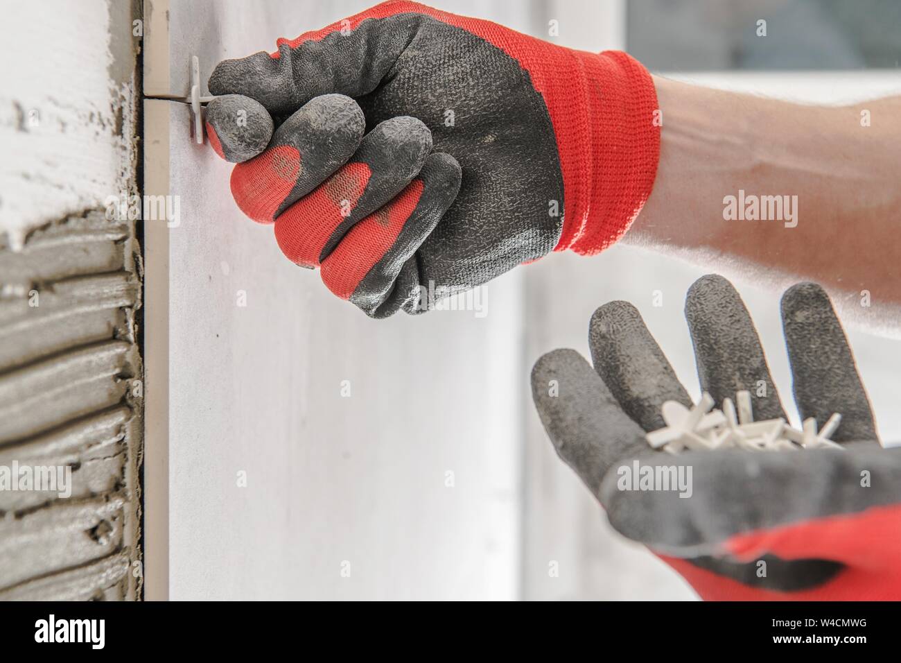 Bagno in piastrelle di ceramica di sostituzione. Primo piano. Miglioramento di casa e rimodellamento del tema. Foto Stock