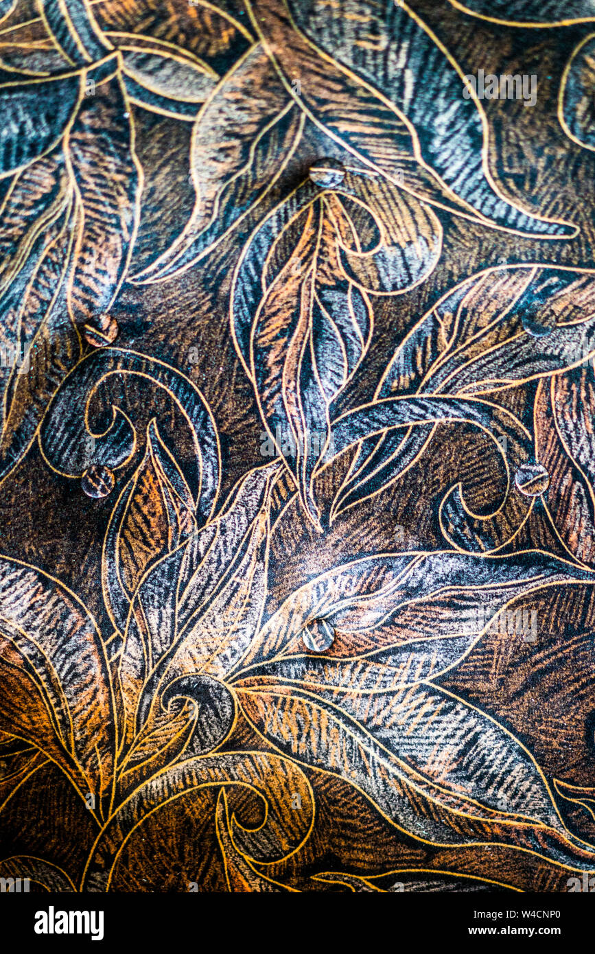 Vista dettagliata del modellato colorato scuro divano texture, foglie dipinti su di esso Foto Stock