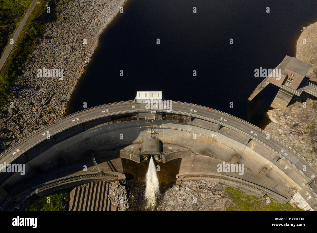 La diga Monar in Glen Strathfarrar, Highland scozzesi. La prima doppia curvatura arch diga costruita in Gran Bretagna nel 1963. Foto Stock