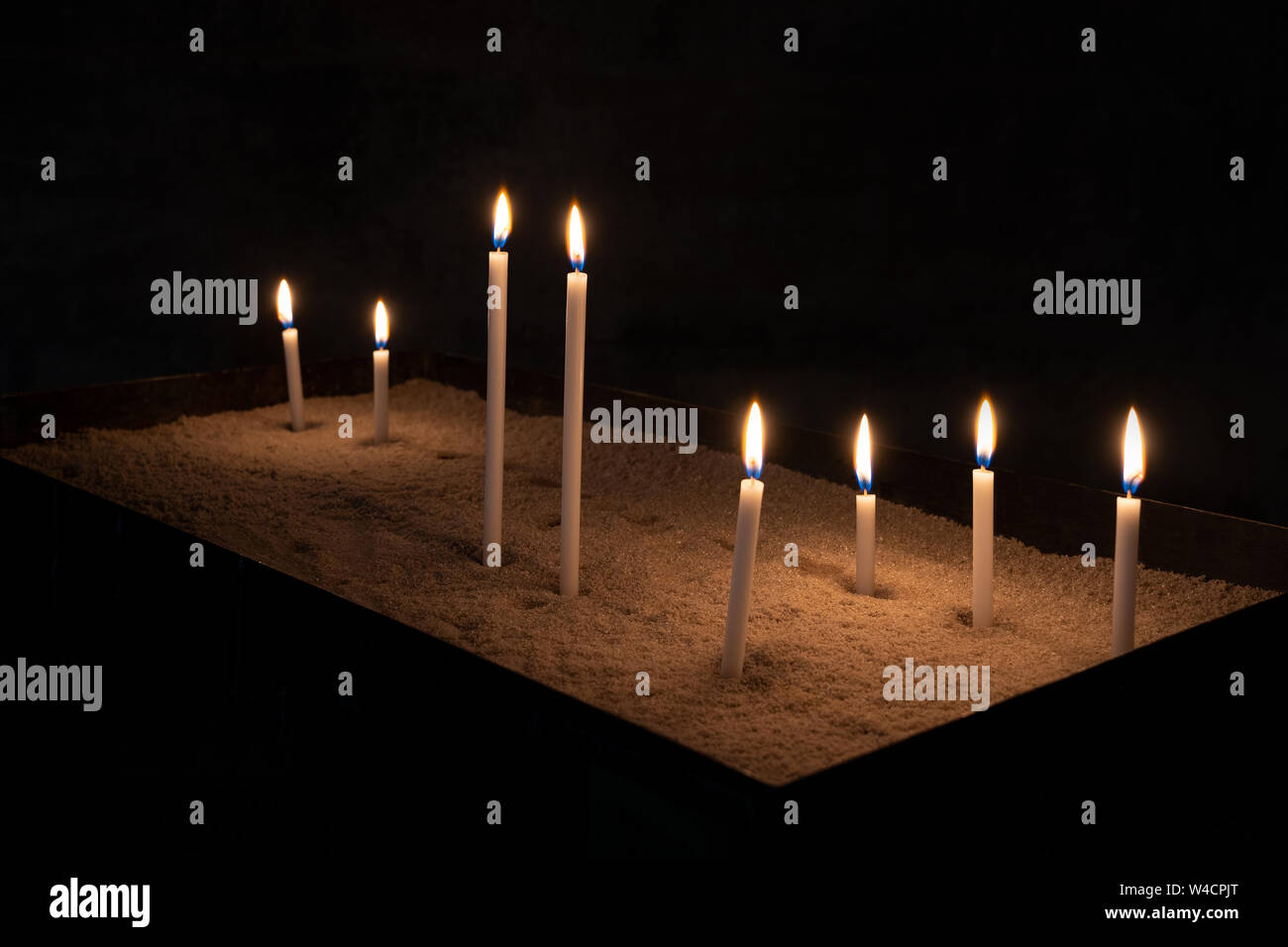 Masterizzazione di diverse candele votive Foto Stock