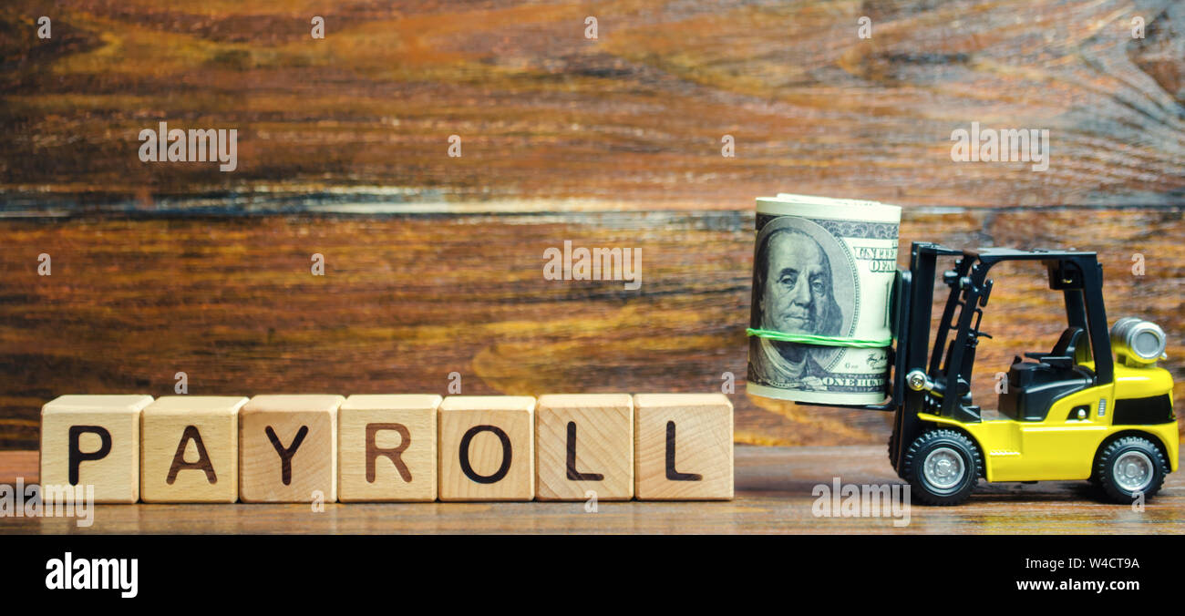 Blocchi di legno con la parola Payroll, denaro e un carrello elevatore a forche. Payroll è la somma totale di tutte le compensazioni di un business deve pagare ai suoi dipendenti per un set Foto Stock