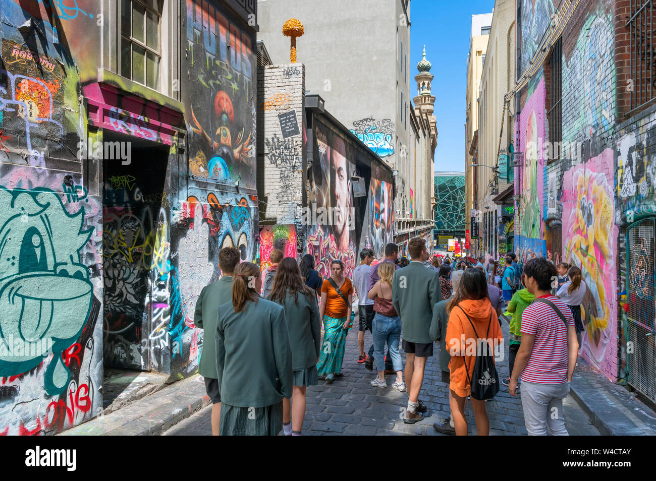 I turisti la visualizzazione di arte di strada su Hosier Lane nel quartiere centrale degli affari di Melbourne, Victoria, Australia Foto Stock