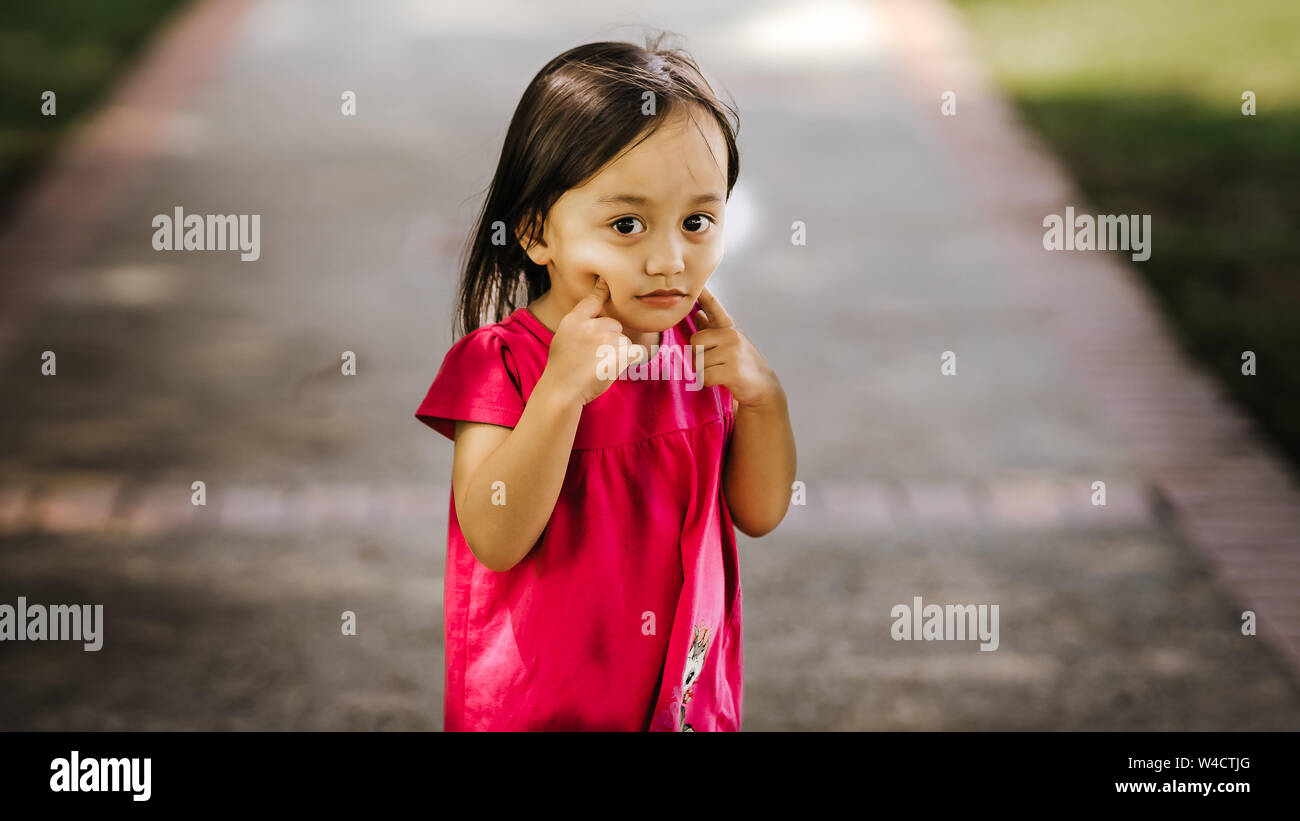 Outdoor Ritratto di un grazioso piccolo asiatici toddler Girl Foto Stock