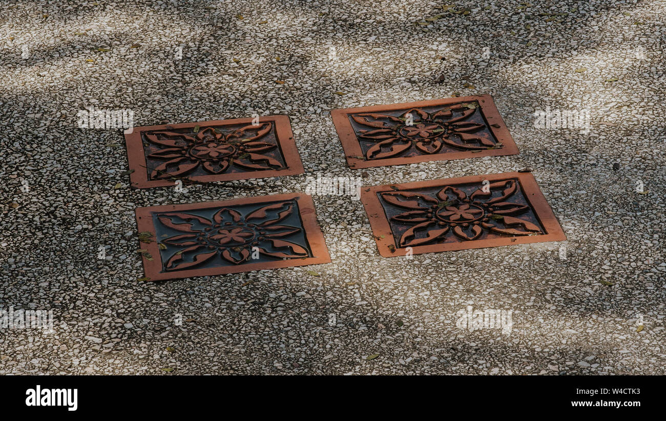 Percorso a piedi pattern sotto una luce pezzata nel parco. Foto Stock