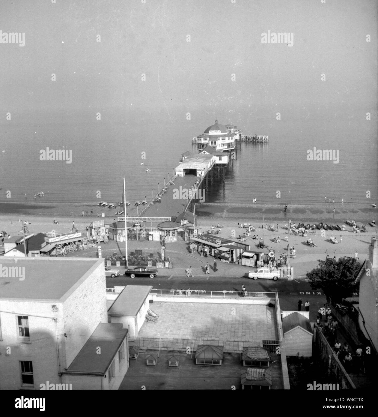 Un tipico inglese/ British vacanza mare scena negli anni quaranta o degli anni cinquanta che mostra un molo che credo sia in Cromer e la folla di turisti godendo il sole Foto Stock