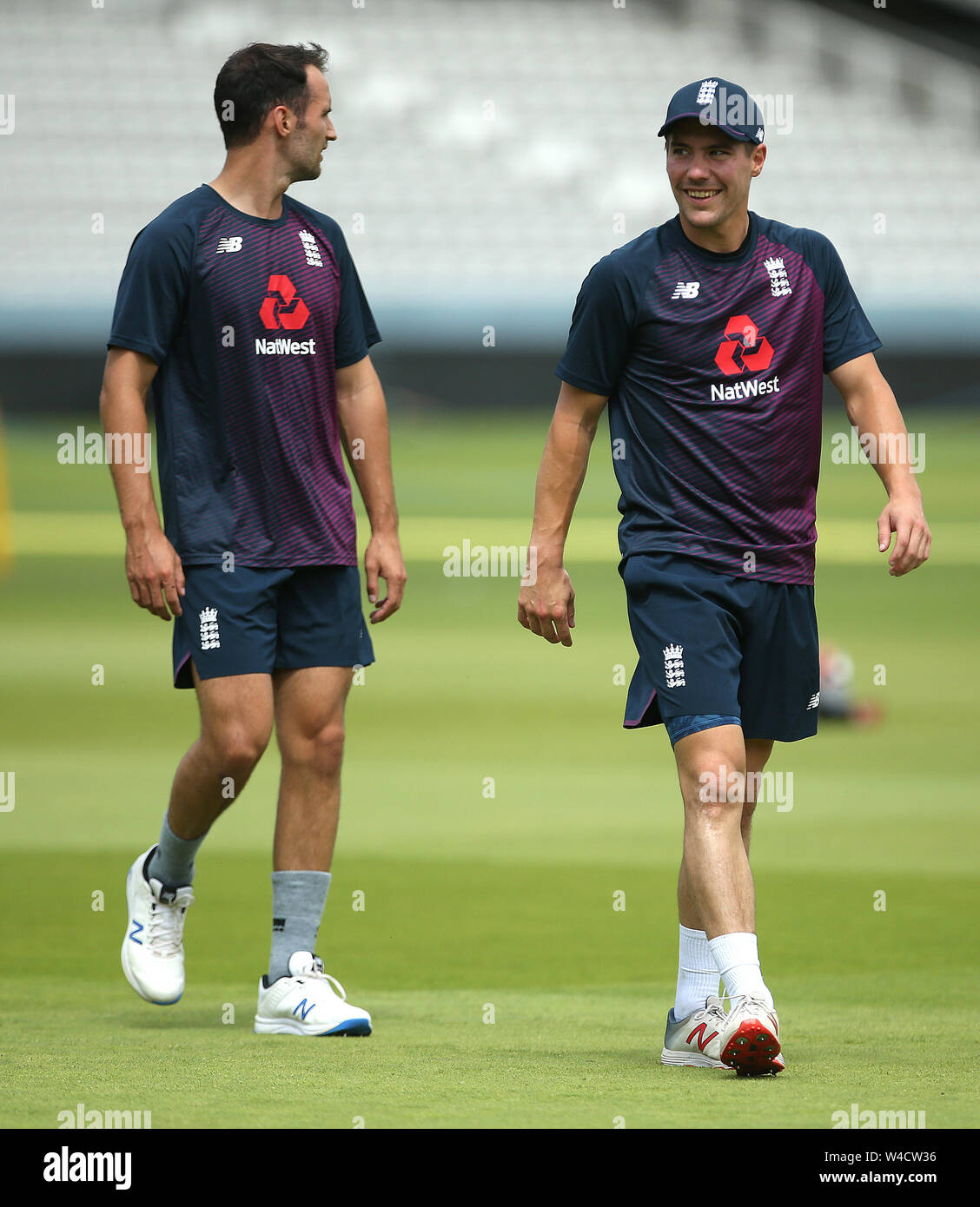 L'Inghilterra del Rory Burns (a destra) durante la sessione di reti a Lord's, Londra. Foto Stock