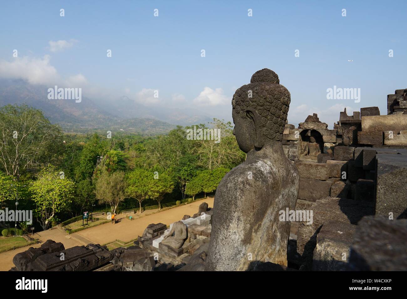 Statua del Buddha e la splendida vista dal tempio di Borobudur in Java centrale, Indonesia. Foto Stock