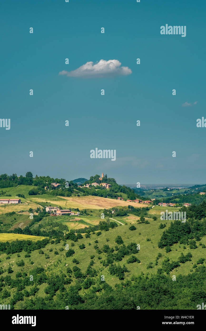 Il cloud e il villaggio. A sud-ovest della collina di Bologna. Valsamoggia, provincia di Bologna, Emilia Romagna, Italia. Foto Stock
