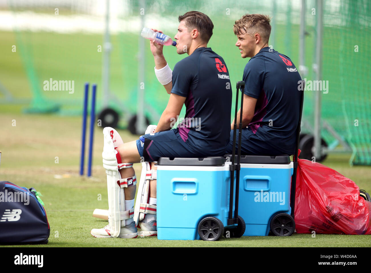 L'Inghilterra del Rory Burns e Sam Curran (a destra) durante la sessione di reti a Lord's, Londra. Foto Stock