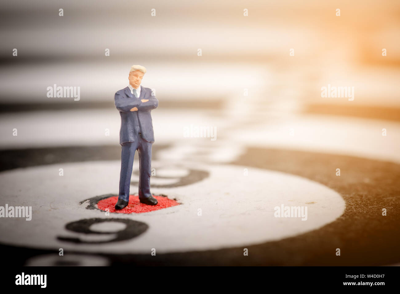 Business in miniatura di persone in piedi su dartboard,la concezione di business Foto Stock