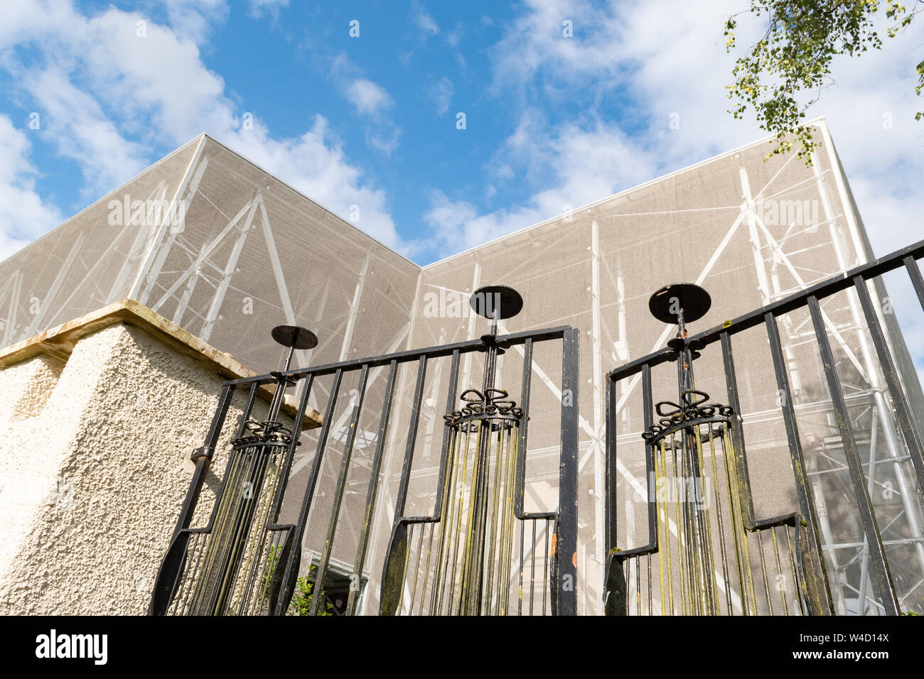 Hill House progettata da Charles Rennie Mackintosh, all'interno di protezione con cornice in acciaio box coperti in una maglia chainmail, Helensburgh, Scotland, Regno Unito Foto Stock