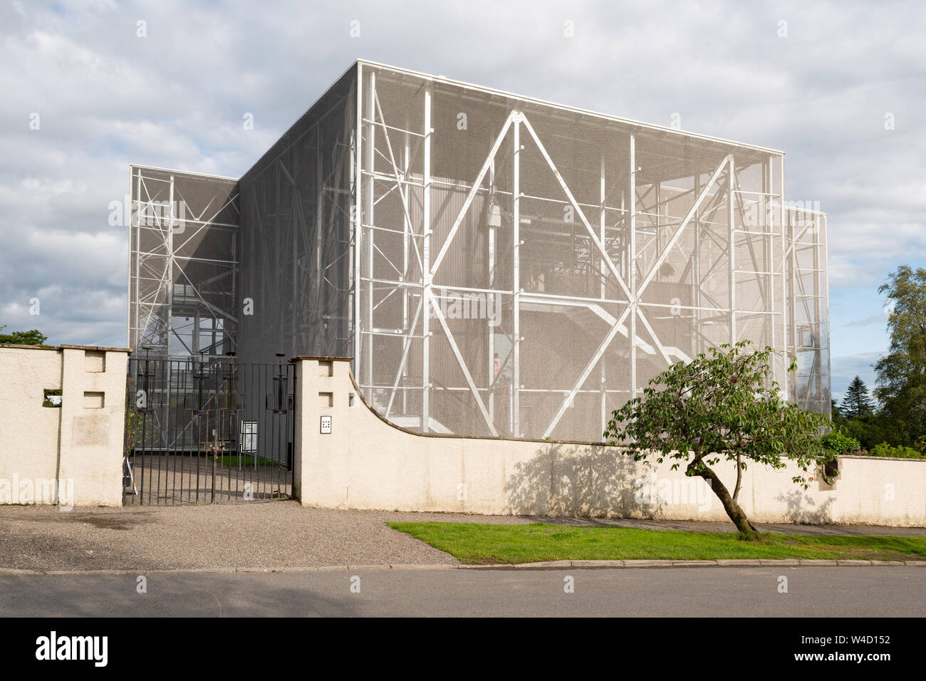 Hill House progettata da Charles Rennie Mackintosh, all'interno di protezione con cornice in acciaio box coperti in una maglia chainmail, Helensburgh, Scotland, Regno Unito Foto Stock
