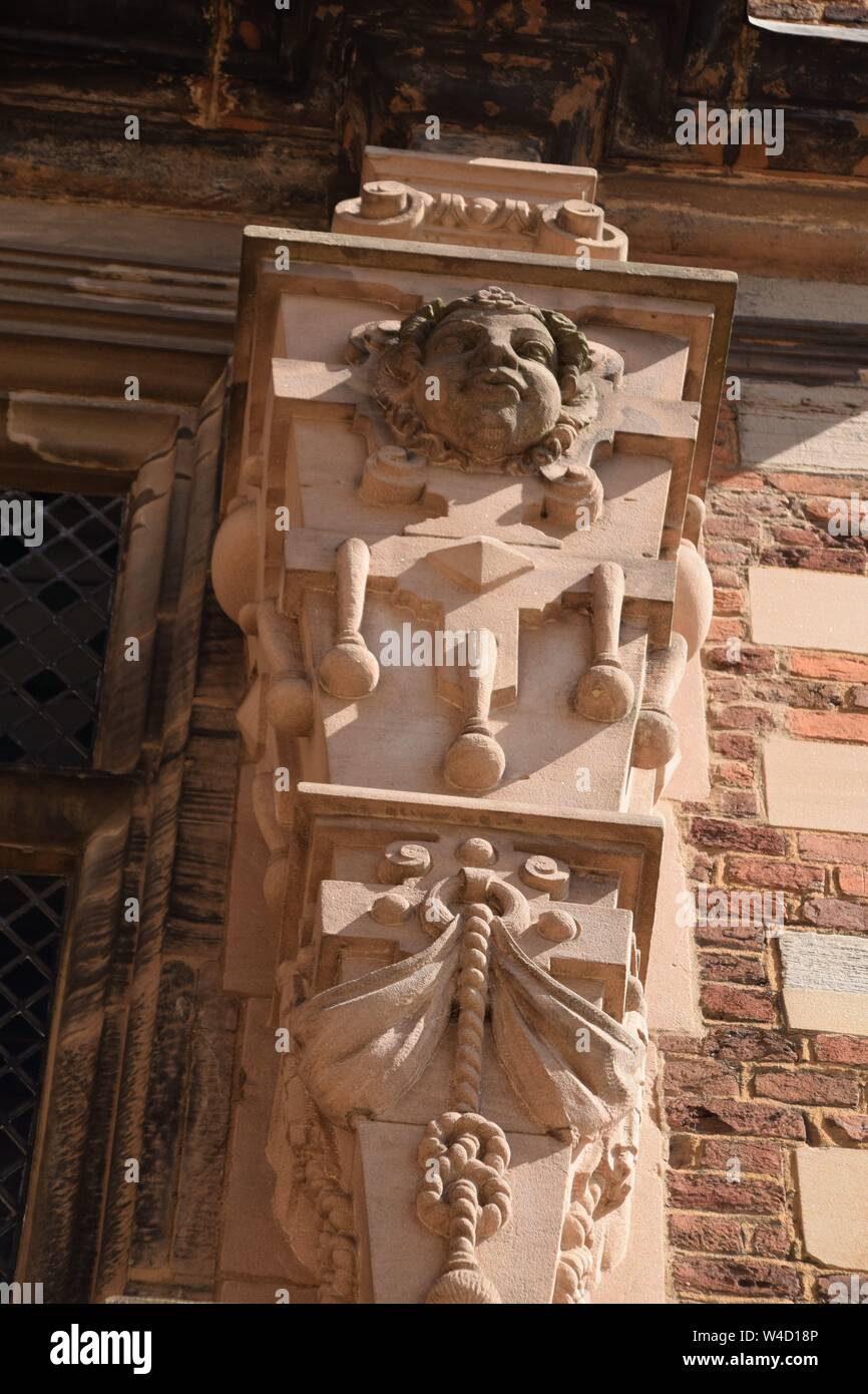 I volti umani decorazioni sulle pareti esterne Foto Stock