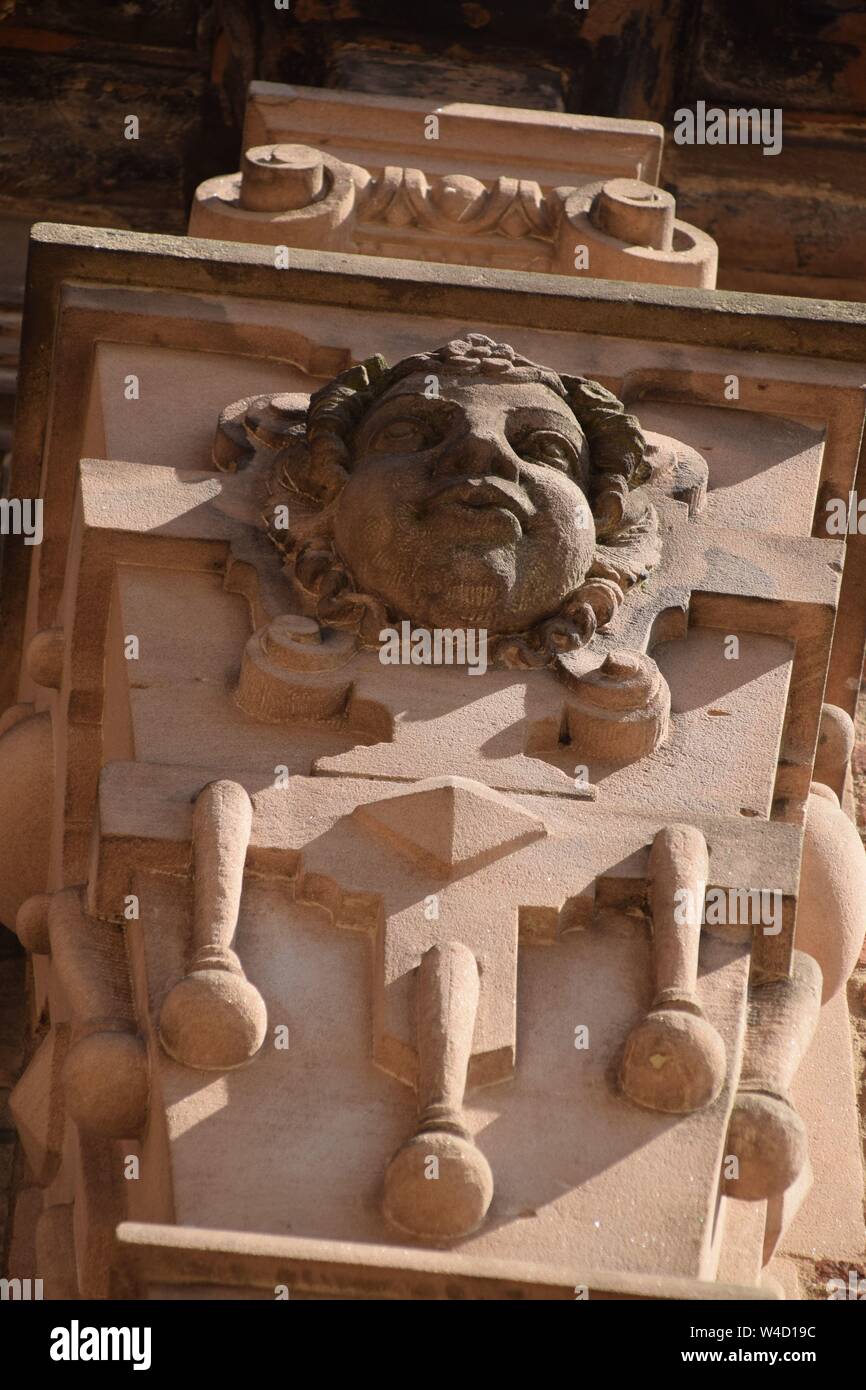 I volti umani decorazioni sulle pareti esterne Foto Stock