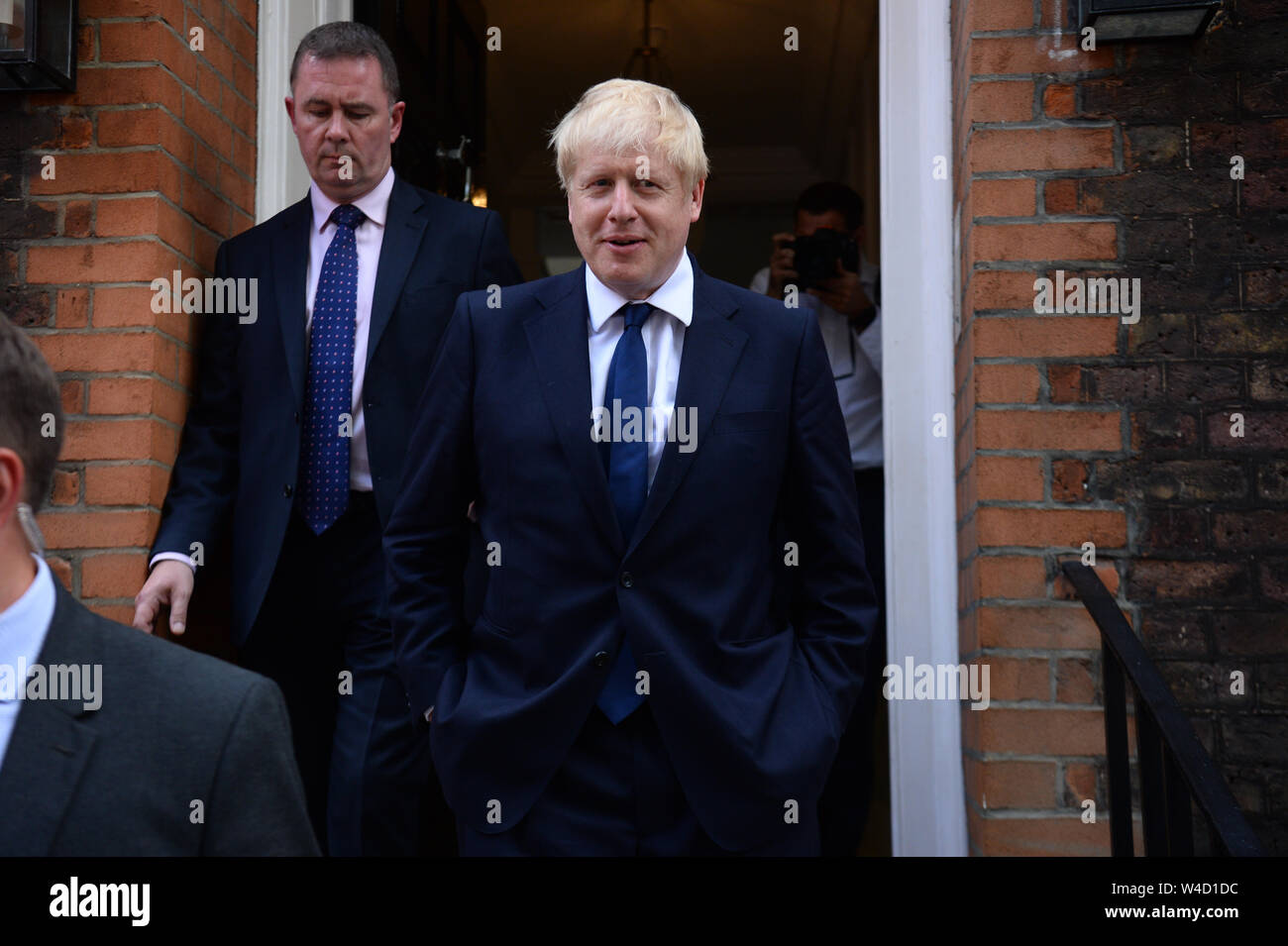 Direzione del partito conservatore contender Boris Johnson di lasciare il suo ufficio di Westminster a Londra. Foto Stock