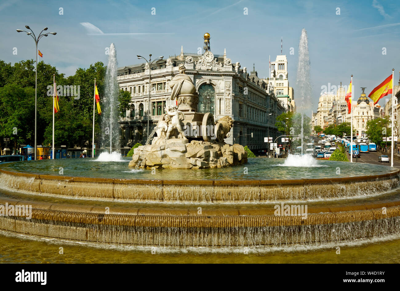 Plaza de Cibeles Fountain, vista posteriore, grande cerchio, simbolo iconico, 1782, città scena urbana, acqua, bandiere, Europa; Madrid; Spagna; la molla; orizzontale Foto Stock