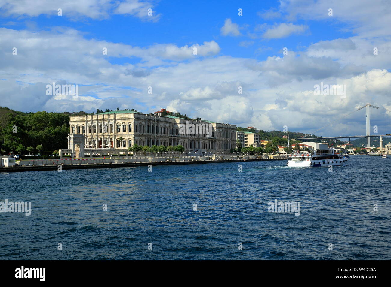 Istanbul, Turchia - 11 Luglio 2019: Ciragan Palace. İt è uno dei bellissimi palazzi dove sultani vissuto in passato. Anno di costruzione 1865. Foto Stock
