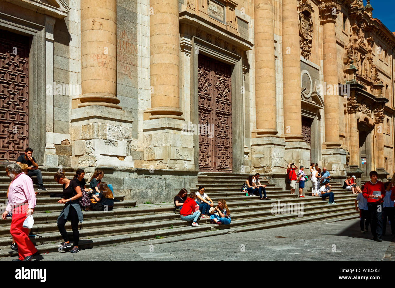 La Clerecia, barocco, precedentemente noto come il gesuita, 18 secolo, scena cittadina; persone sui gradini, ornati, vecchio edificio; della Pontificia Università di Salamanca, UNESC Foto Stock