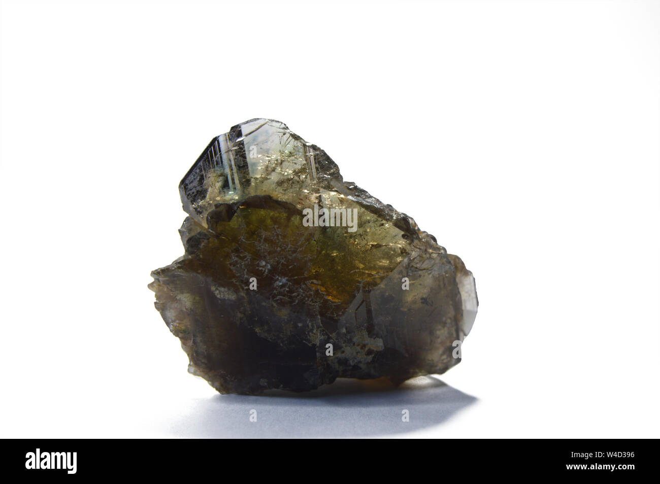 Axinite crystal, lilla marrone, la tinta di colore verdastro con macchie blu, località del Pakistan. Foto Stock