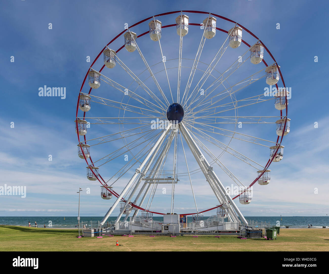 Bellissima vista del St Kilda ruota panoramica Ferris in una giornata di sole con alcune nuvole, Melbourne, Australia Foto Stock