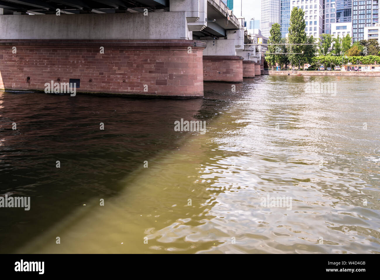 Unter der Brücke am Main Foto Stock