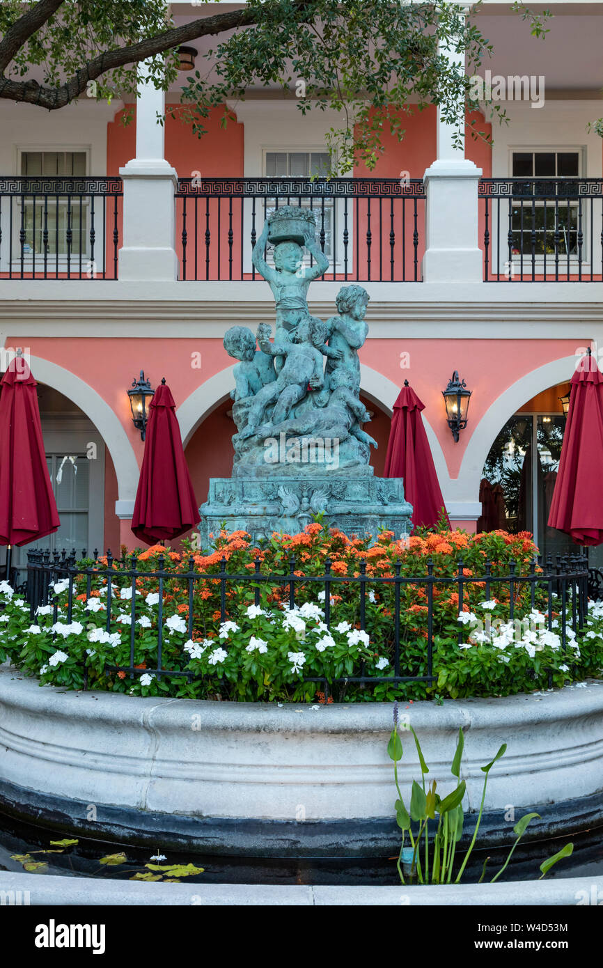 Statua e fontana nel cortile di Jane's Cafe lungo alla moda di terza strada dello shopping, Naples, Florida, Stati Uniti d'America Foto Stock