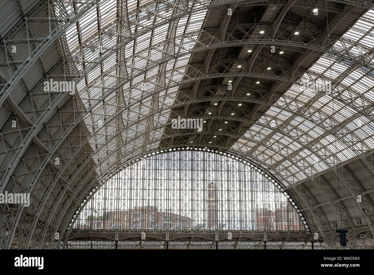 Il vetro ad arco in ghisa e struttura del tetto dell'Olympia Exhibition Centre in Kensington, London, Regno Unito Foto Stock