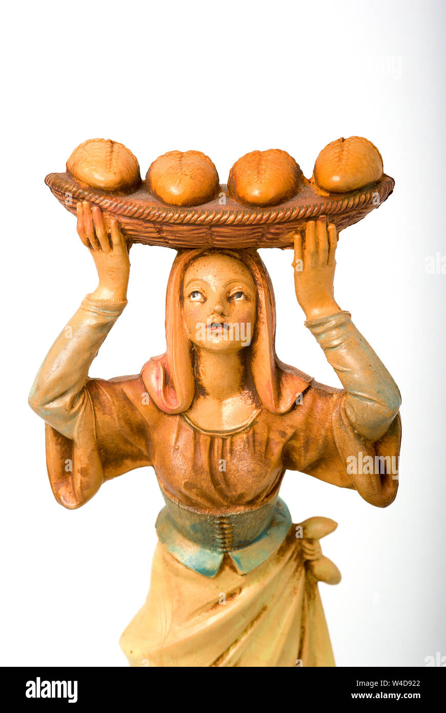 Presepe di Natale la figura che illustra la vita in tempi antichi a Napoli Italia UE e mostrando una giovane donna consegna pane fresco su un vassoio di canna bal Foto Stock