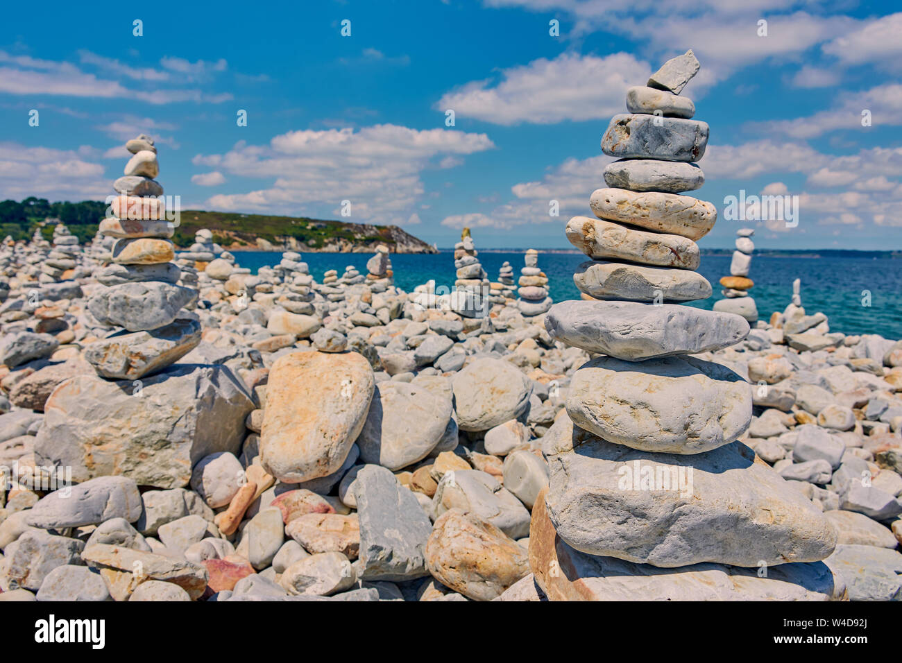Costa di Camaret-sur-Mer in Francia con un sacco di torri di pietra Foto Stock