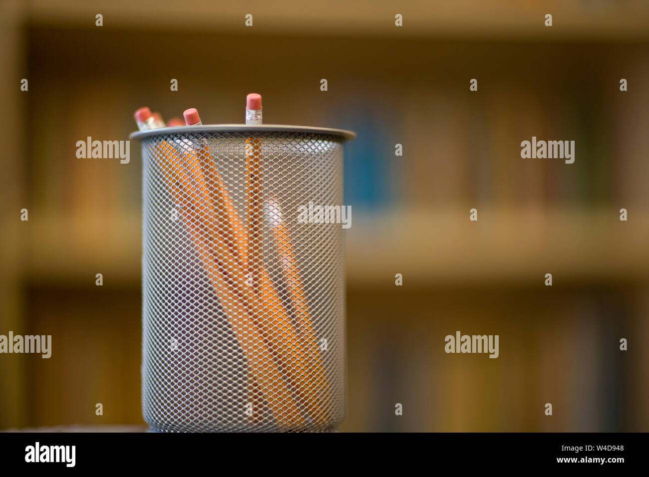 Raccolta di matite all'interno di un contenitore. Foto Stock