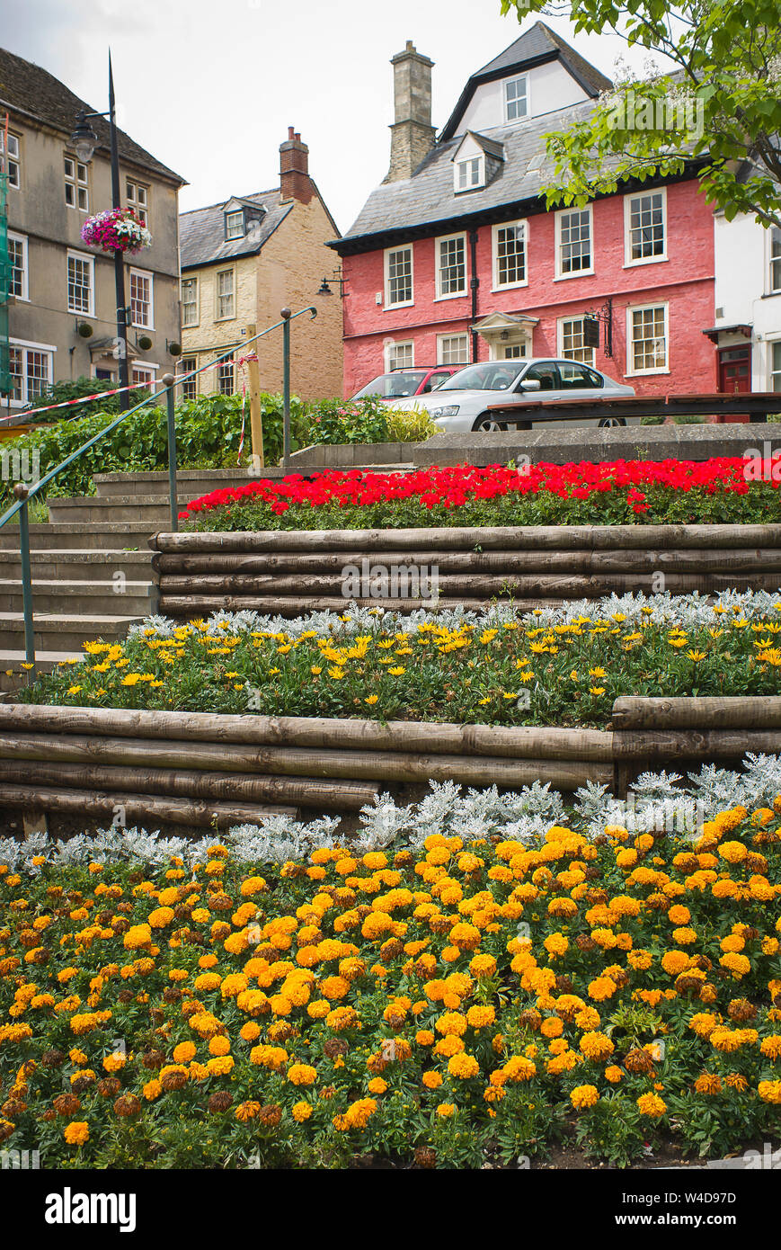 Una banca di fiori d'estate facente parte del paesaggio urbano in Calne Wiltshire, Inghilterra REGNO UNITO Foto Stock